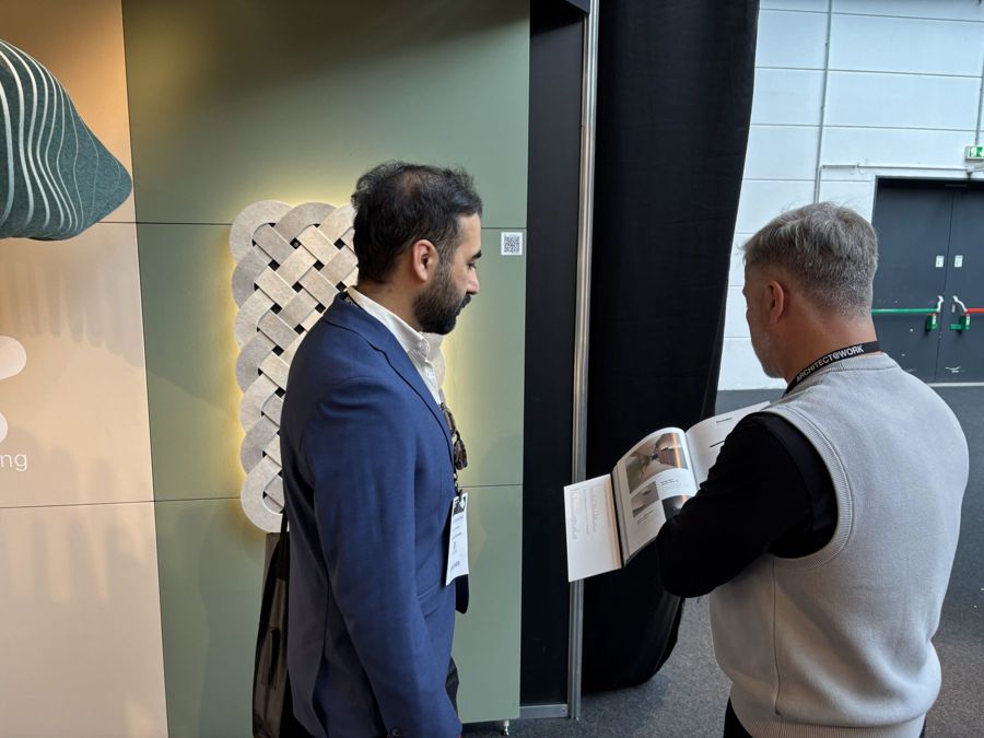 Abtin Hajiamirkhani von OKA im Gespräch an einem Messestand der Architect@Work Berlin