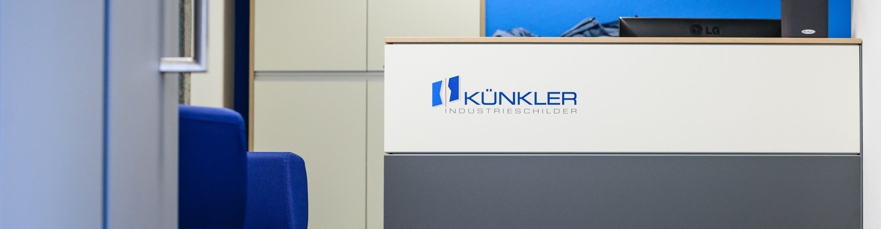 Künkler Industrieschilder – Büroeinrichtung mit OKA